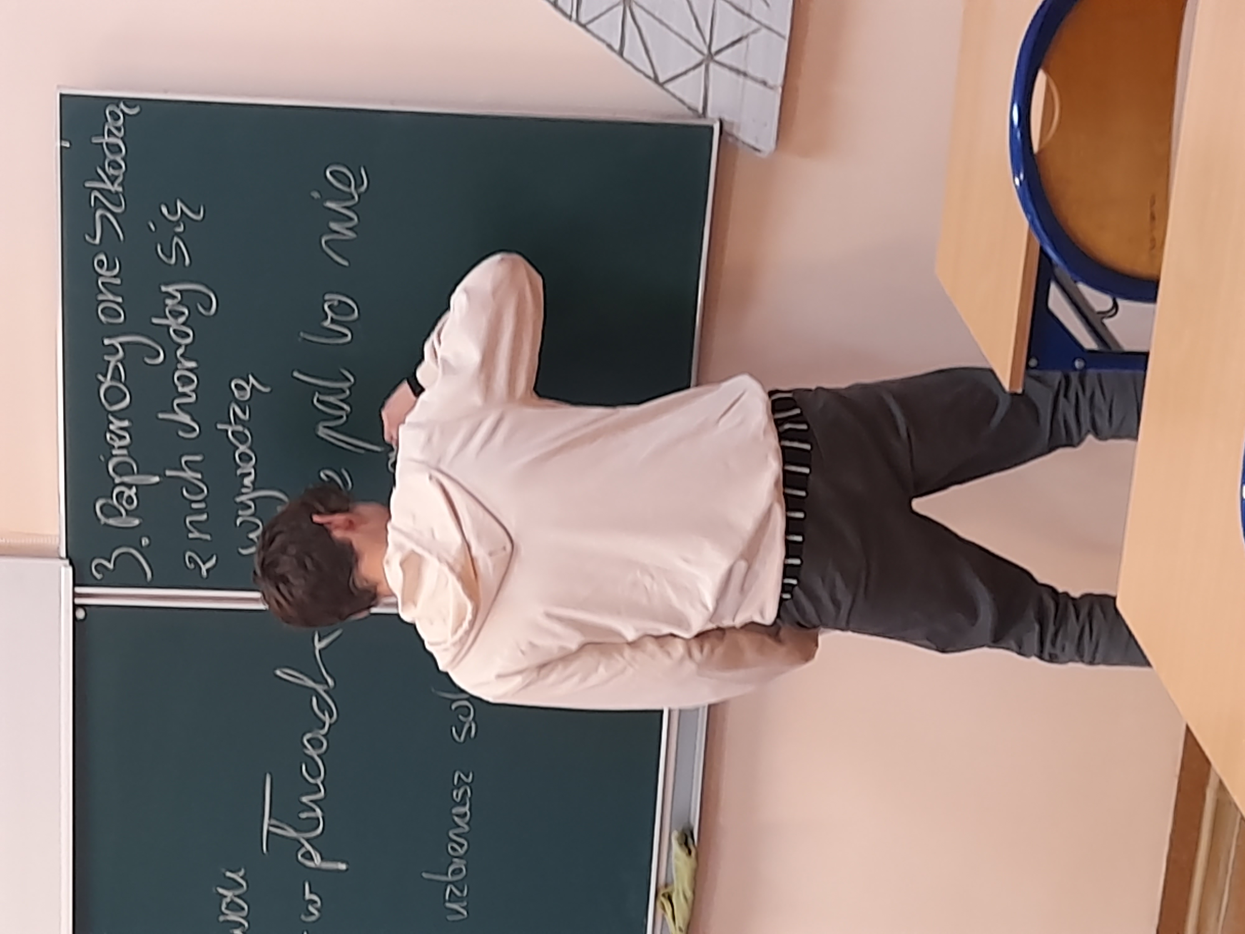 Chłopak pisze na tablicy