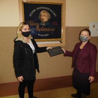 Pani odbiera nagrodę 800 3935