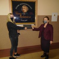 Pani odbiera nagrodę 800 3936