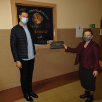 Pan odbiera nagrodę 800 3939