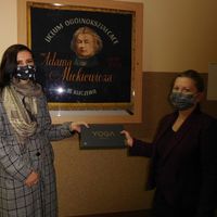 Pan odbiera nagrodę 800 3941