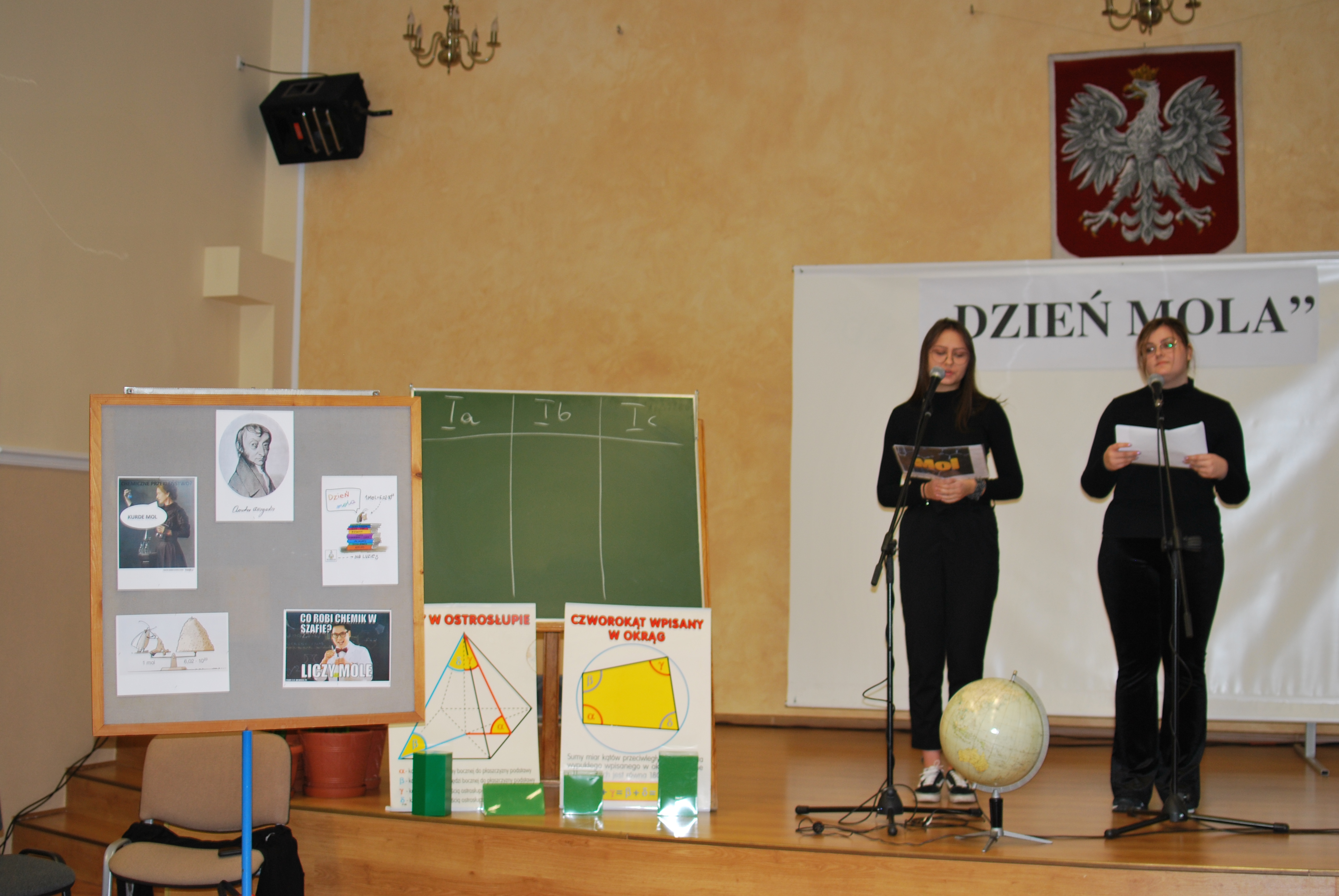 Pani i Pan stoją przed godłem