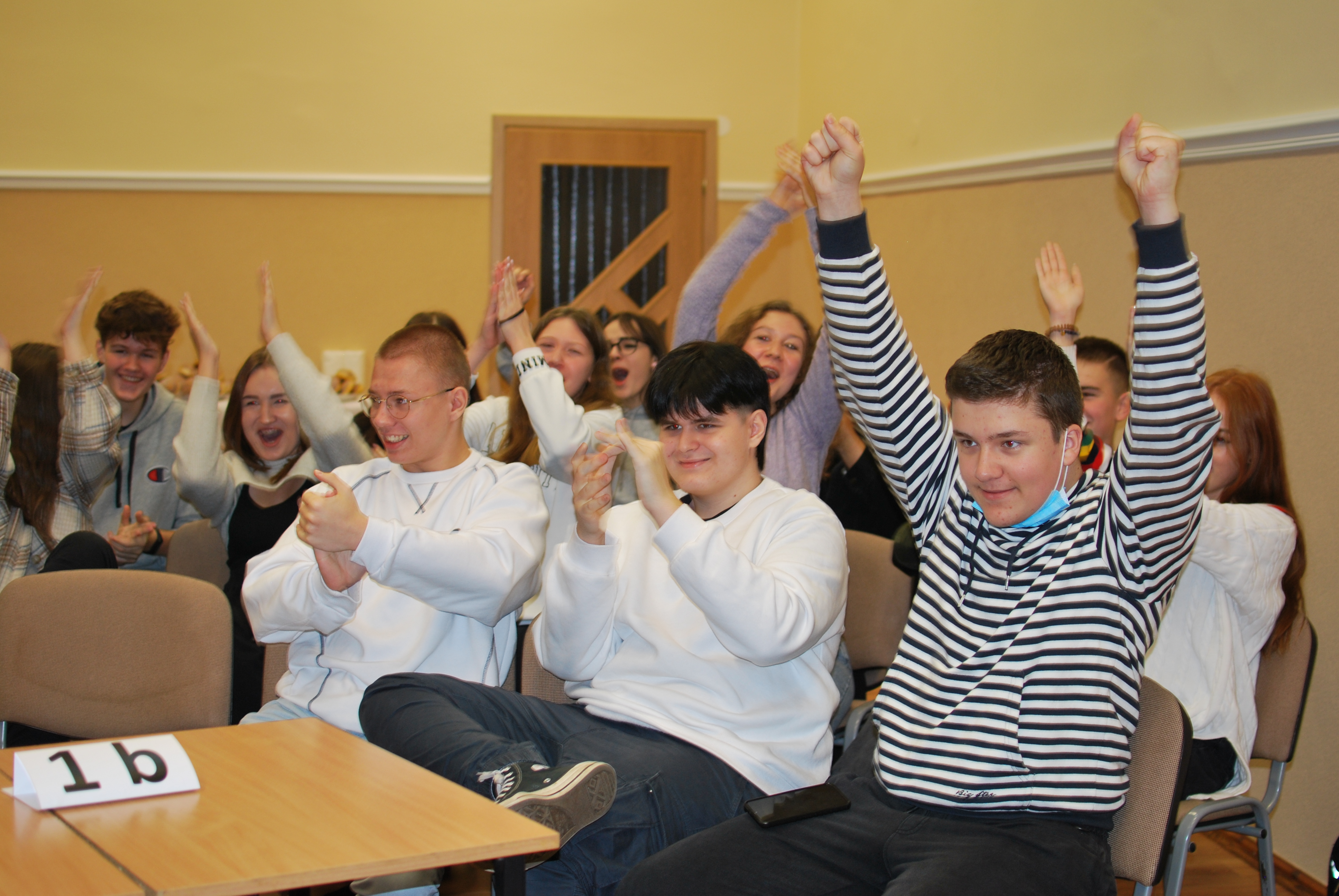 Młodzież siedzi na krzesłach