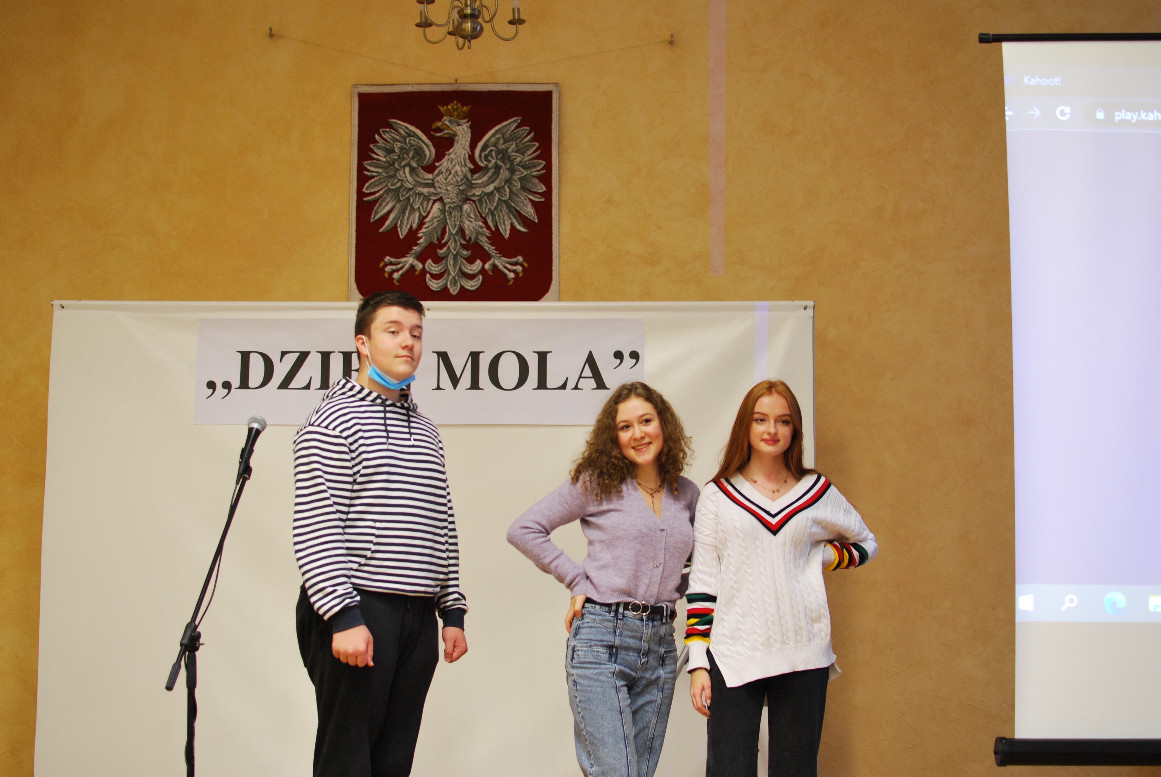 Młodzież przed godłem