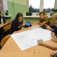 Zespół siedzi przy stole 800 3930