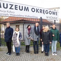 Grupa osób przed Muzeum 800 3933