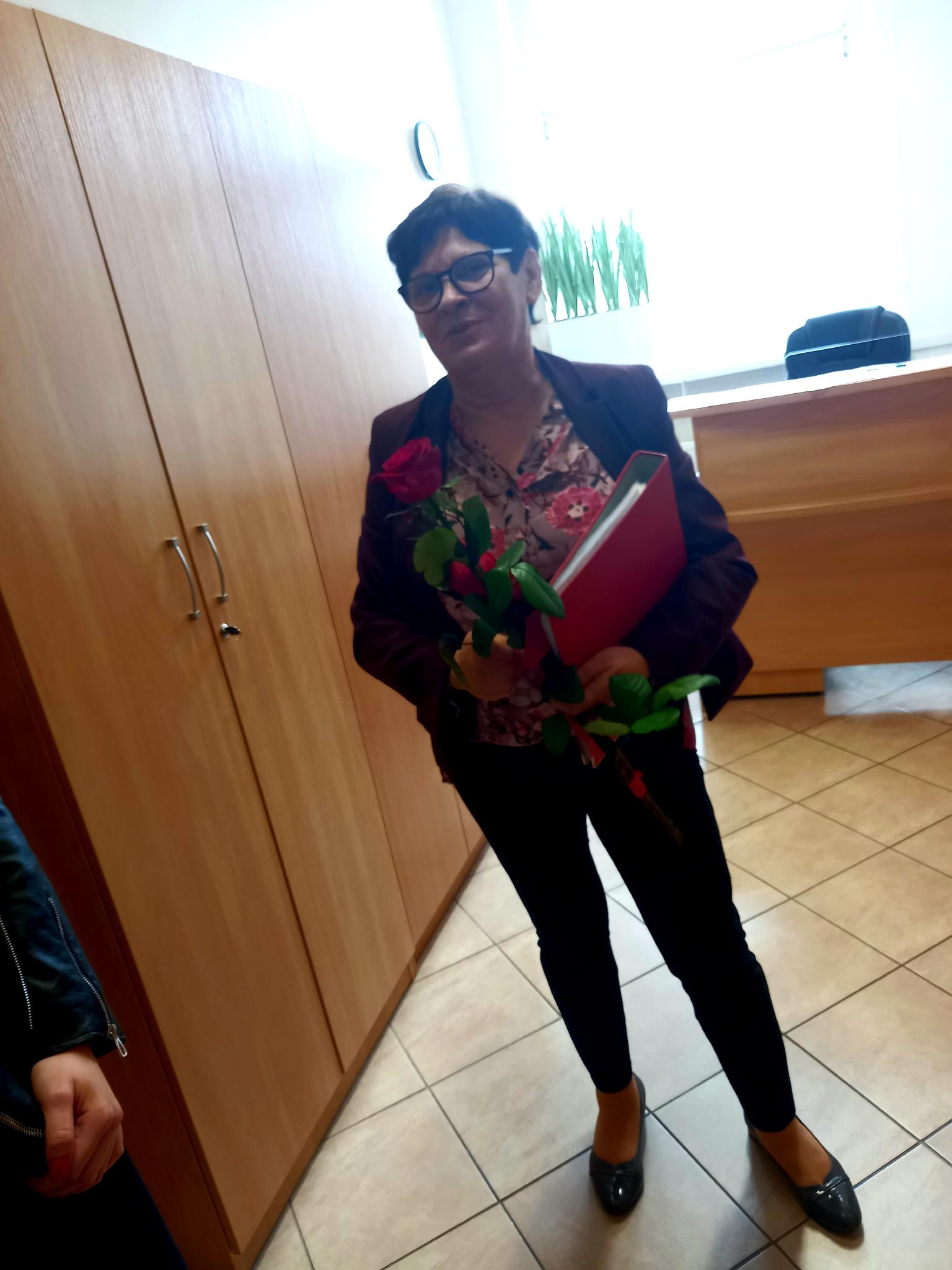 Pani z bukietem w ręku 