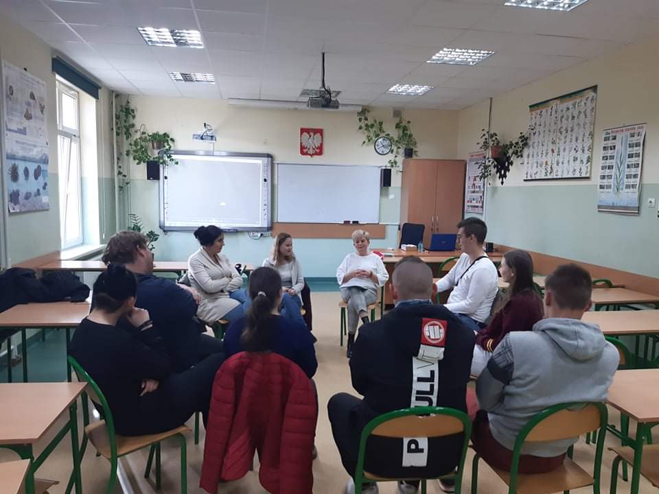 Młodzież siedzi w kole received 855368471811551