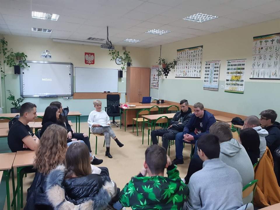 Młodzież siedzi w kole  received 855368471811551