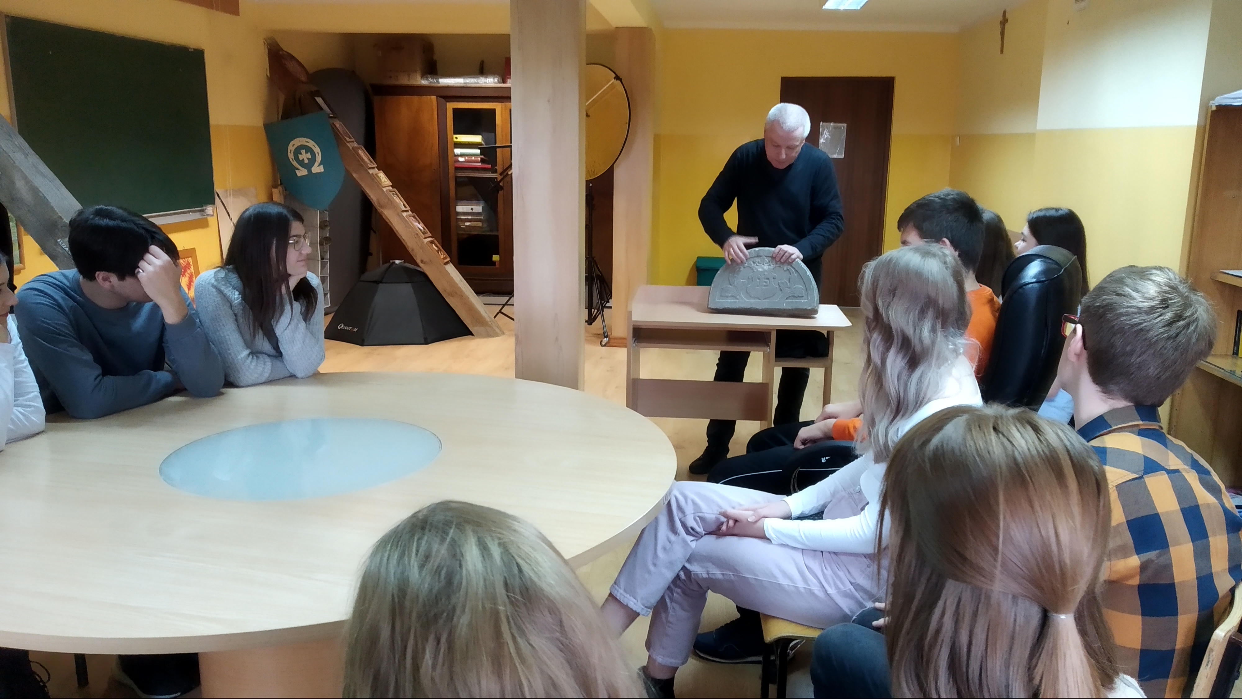 Zespół siedzący wokół stołu