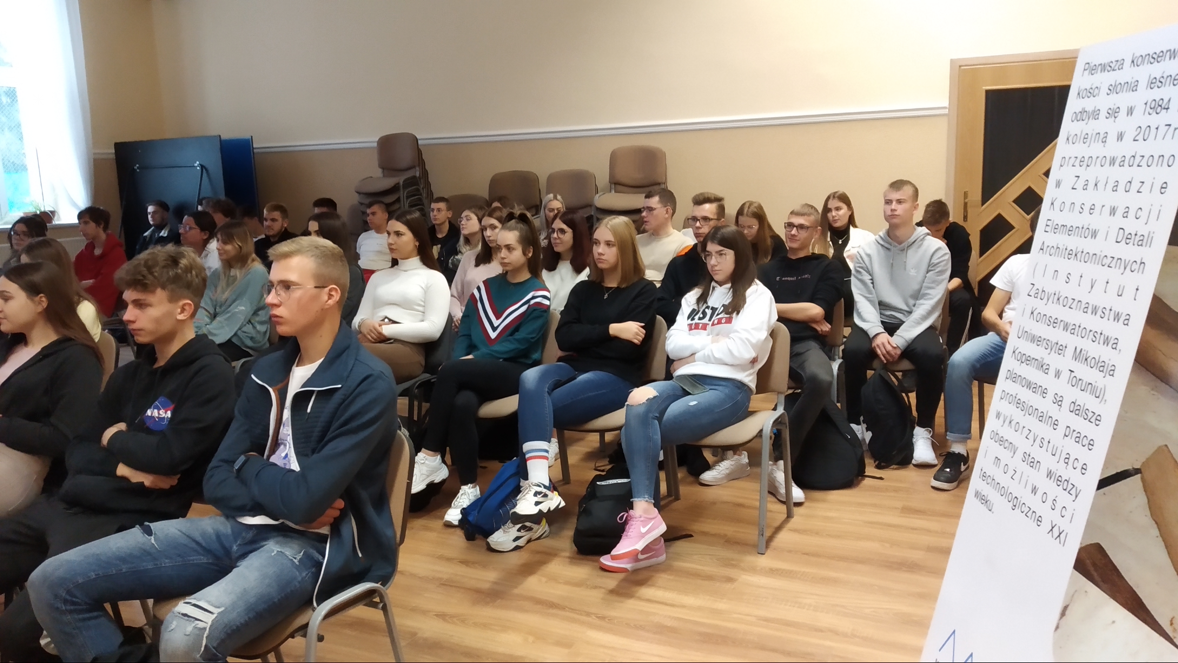 Osoby siedzące na krzesłach 