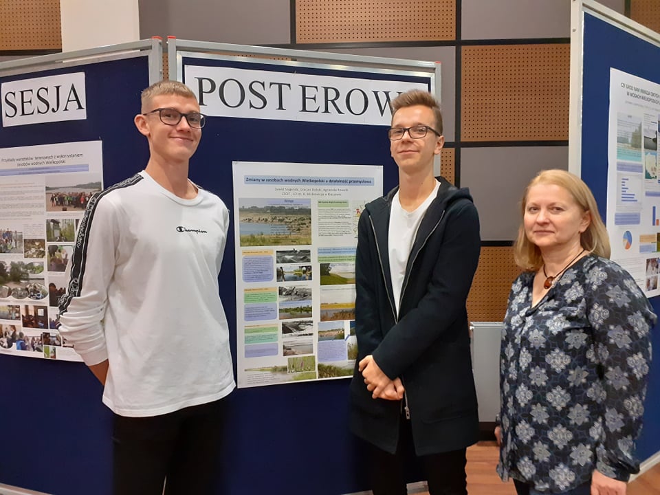 Pani z Panami stoi przed tablicą zdjęcie 4